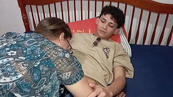 Preview 3 of Bde Lnd Wali - A m&atilde_e do meu padrasto me colocou pra arrumar a casa e eu comi ela