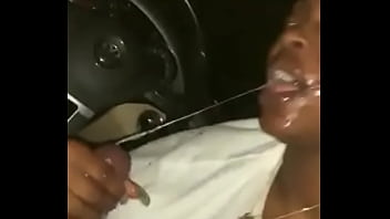 Preview 2 of College Pussy Lick Blowjob - Me da una mamada bien rica