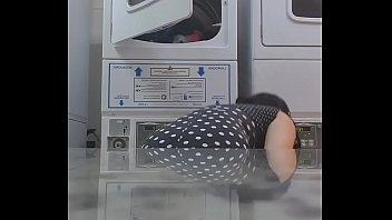 Preview 1 of Sex Vido Downlod 2018 - Mimi na lavanderia  sem calcinha