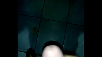 Preview 2 of X Amster - Batendo uma no Ch&atilde_o do Banheiro