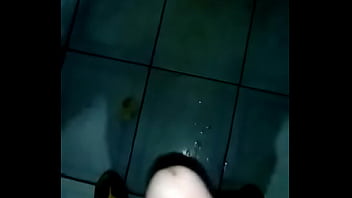Preview 3 of X Amster - Batendo uma no Ch&atilde_o do Banheiro