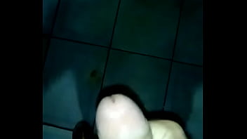 Preview 1 of X Amster - Batendo uma no Ch&atilde_o do Banheiro