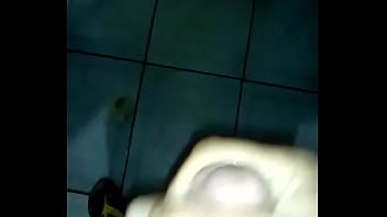 Preview 4 of X Amster - Batendo uma no Ch&atilde_o do Banheiro