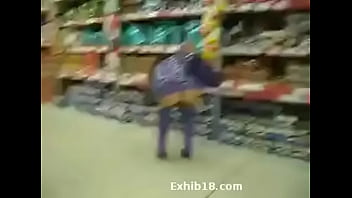 Preview 2 of Waria Jerman - mostrando a buceta no supermercado