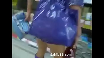 Preview 4 of Waria Jerman - mostrando a buceta no supermercado