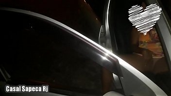 Preview 2 of Daroni Xxx - Marido corno chama comedor desconhecido que passava na rua pra fuder esposa Safada em quiosque de Praia na Barra da Tijuca enquanto ele filma  - Casal Sapeca RJ - Dogging