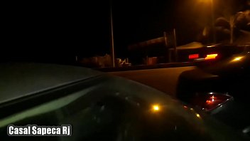 Preview 3 of Daroni Xxx - Marido corno chama comedor desconhecido que passava na rua pra fuder esposa Safada em quiosque de Praia na Barra da Tijuca enquanto ele filma  - Casal Sapeca RJ - Dogging