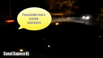 Preview 1 of Daroni Xxx - Marido corno chama comedor desconhecido que passava na rua pra fuder esposa Safada em quiosque de Praia na Barra da Tijuca enquanto ele filma  - Casal Sapeca RJ - Dogging
