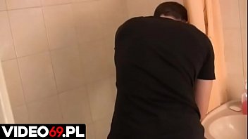 Preview 1 of Police Rapo - Polskie porno - Mamuśka obciąga pod prysznicem