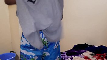 Preview 4 of Raj Wap Xxc - Usimchungulie Mgeni Akivaa Nguo