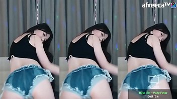 Preview 2 of Mi Guarda Mentre Mi Sego - G&aacute_i H&agrave_n Quốc nhảy lắc m&ocirc_ng