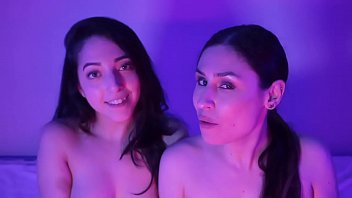 Preview 1 of Movei Sex 1990 - Emme White Lambeu as Axilas Da Lis XXX e ficou com a buceta molhada. Liz XXX chupou o suvaco gostoso da Emme White e as duas se beijaram sentindo o gosto de axilas e buceta uma na boca gostosa da outra. Sexo quente entre mulheres gostosas.