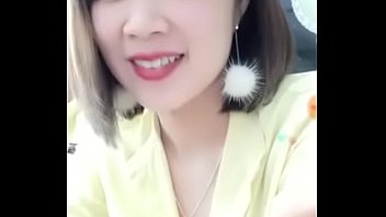 Preview 1 of Dildo Electrico - Em nh&acirc_n vi&ecirc_n xinh đẹp ĐĂNG QUANG WATCH c&ocirc_́ tình l&ocirc_̣ b&acirc_̀u ngực