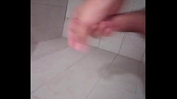 Preview 2 of Bipornual Porno - Me la jalo en el ba&ntilde_o