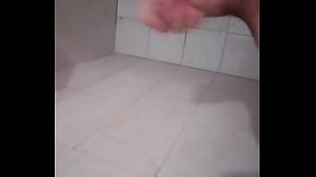 Preview 4 of Bipornual Porno - Me la jalo en el ba&ntilde_o