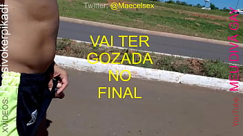 Preview 1 of Bhabi Smoking - Tirando o pauz&atilde_o duro pra fora e gozando na RUA MOVIMENTADA