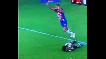 Preview 3 of Jim Naked - Talles Magno do Vasco aplica lambreta pornografica em jogador do Fortaleza