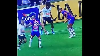 Preview 1 of Jim Naked - Talles Magno do Vasco aplica lambreta pornografica em jogador do Fortaleza