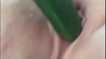 Preview 1 of Img 7317 Mov - Se coge con un pepino