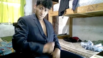 Preview 2 of Cina Payudara Besar - argentino mostrando el culo con un traje