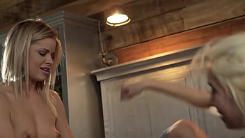 Preview 2 of Showers En Wc - LESBIAN PLAY XXX