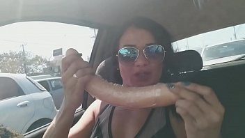 Preview 1 of Oma Hotel Porno - Uber da Pikachu Bianca se diverte com os brinquedos  que ganhou  fazendo uber.