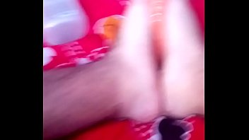 Preview 2 of Jelbab Sex Gadis - Marturbando una zanahoria con los pies,  simulando que se corre