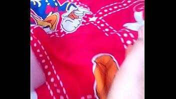 Preview 3 of Jelbab Sex Gadis - Marturbando una zanahoria con los pies,  simulando que se corre