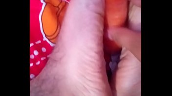 Preview 1 of Jelbab Sex Gadis - Marturbando una zanahoria con los pies,  simulando que se corre