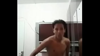 Preview 3 of Durin Caught Naked - Fazendo dan&ccedil_a da chuva