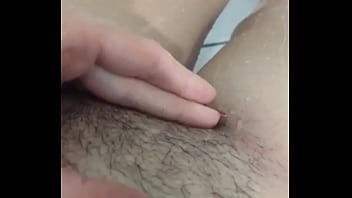 Preview 4 of Little Sun And Mom Xxx Sex - Novinha da buceta peludinha no banho