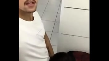 Preview 3 of Pusse Sex - Pasivo mamandome la verga en ba&ntilde_o p&uacute_blico en centro comercial de Medell&iacute_n