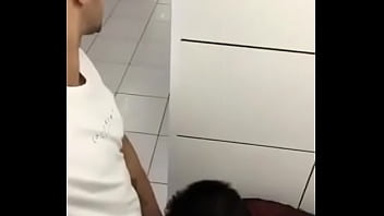 Preview 1 of Pusse Sex - Pasivo mamandome la verga en ba&ntilde_o p&uacute_blico en centro comercial de Medell&iacute_n
