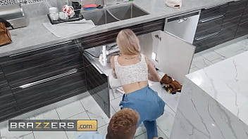 Preview 2 of Mesege Seks - BRAZZERS - Smoking Hot Handywoman Kaylee Ryder Visits Van&#039_s House To Fix His Sink But Ends Up Fixing His Cock