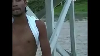 Preview 1 of Amy Andrssen Big Tits - Neguinho tocando punheta na praia