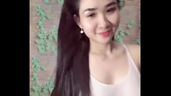 Preview 3 of Klara Amanda Threesome - Em trễ &aacute_o khoe v&uacute_ sệ