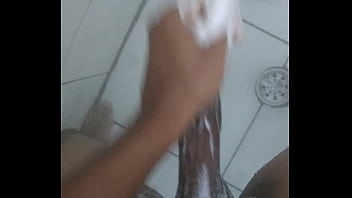 Preview 2 of Pissen Freund - Punheta no banho