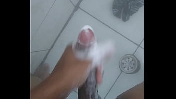 Preview 1 of Pissen Freund - Punheta no banho