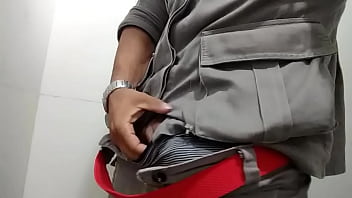 Preview 1 of Karnataka Outdoor Sex - Comedor macho alfa provocando a casada e humilhando o corno. Se gostarem curtam e comentem que eu posto mais _)