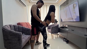 Preview 2 of No By Sex - La mujer de mi mejor amigo pide ayuda con unos aerobicos y yo me la cojo duro a cambio de ayudarle. EL CORNUDO DE SU MARIDO SALE Y YO APROVECHO PARA ECHARLE MI LECHE ADENTRO.