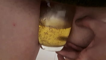 Preview 2 of Mom Asn - Pisse an der Arbeit meine Kaffeetasse wieder voll