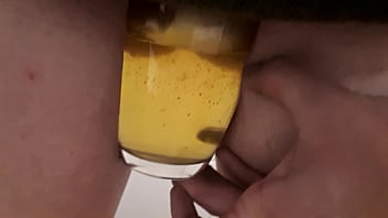 Preview 3 of Mom Asn - Pisse an der Arbeit meine Kaffeetasse wieder voll