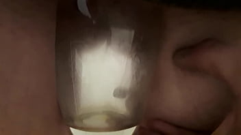 Preview 1 of Mom Asn - Pisse an der Arbeit meine Kaffeetasse wieder voll