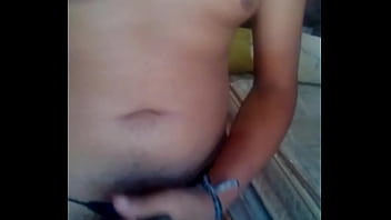 Preview 2 of Novinha Chorando Na Madeira - Masturbandome