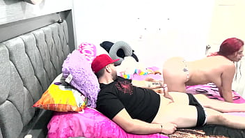 Preview 2 of Bella Bellz Cumshot - El esta jugando videojuegos y yo quiero jugar con su pene
