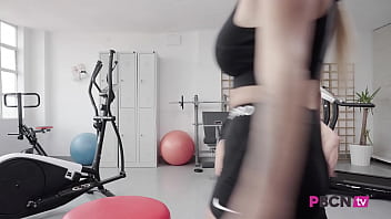 Preview 1 of Mfc Jessicafabel - PORNBCN 4K El YOUTUBER espa&ntilde_ol personal trainer empotrador Emilio Ardana y Ol&eacute_ con la latina Pamela Silva entrenamiento con FINAL FELIZ /// Video completo en su canal de YOUTUBE ENLACE en el VIDEO // suscribete y activa la campanita :P