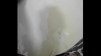 Preview 1 of Mkik Clubs - Pisse in leggins in die badewanne