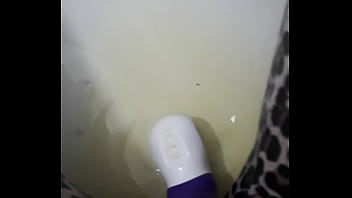 Preview 4 of Mkik Clubs - Pisse in leggins in die badewanne
