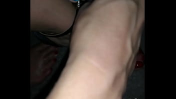 Preview 2 of Wife Fucks Two Studs - Desfilando com salto alto e com unhas vermelhas !