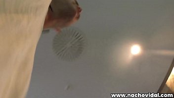 Preview 1 of Seksey Bolak - En la &uacute_ltima fila del teatro! (Es un video POV) mientras se reproduce la pel&iacute_cula,  vemos a Valentina tocando su co&ntilde_o,  montando el enorme pene de Nacho y tragando semen.